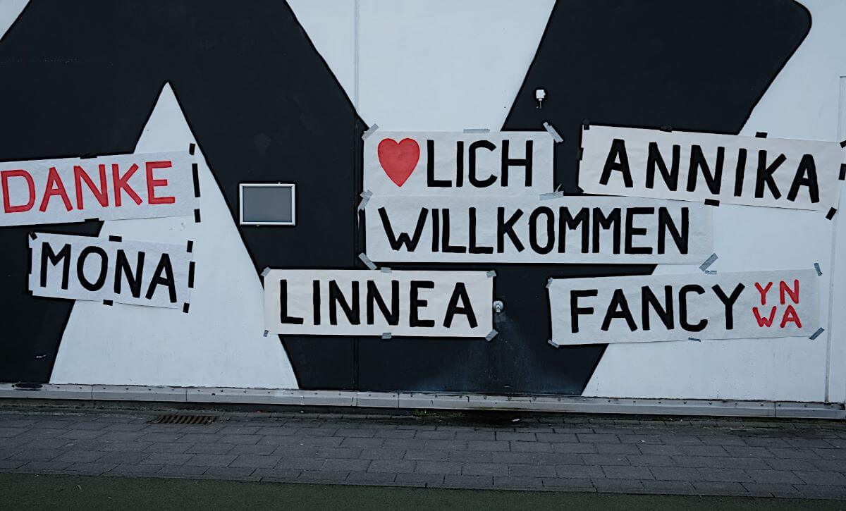FC St. Pauli Frauen: Die Fans begrüßen die Neuzugänge Annika, Linnea und Fancy.
