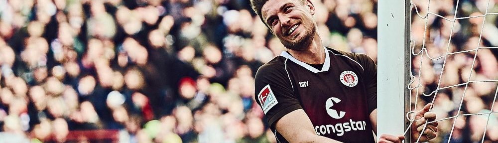 Hamburg, Deutschland, 10.03.2024, 2. Bundesliga, FC St. Pauli - Hertha BSC Hauke Wahl (FC St. Pauli) lächelt und umarmt den Torpfosten beim Spiel gegen Hertha BSC. Copyright: Stefan Groenveld