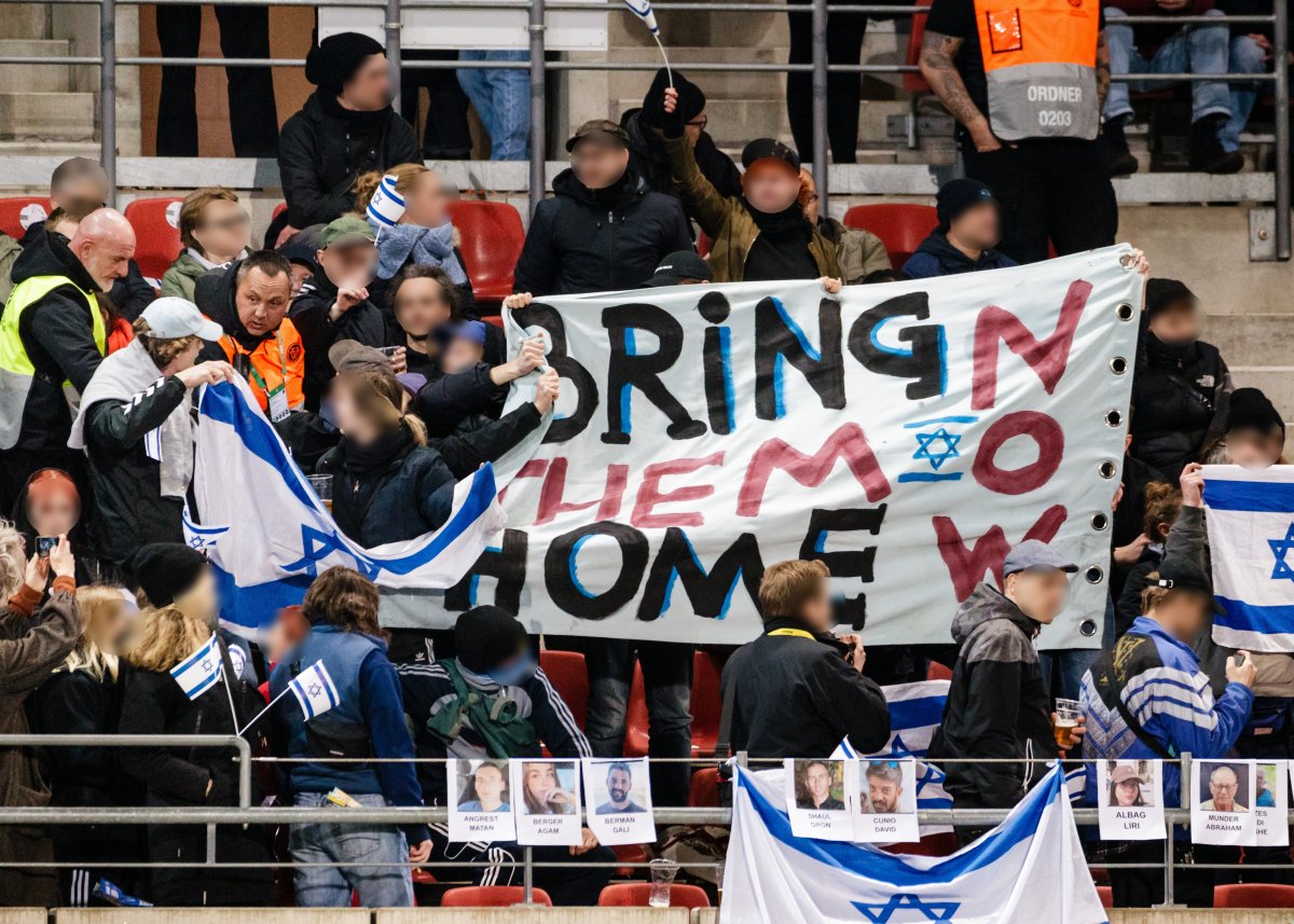 Der Ordnungsdienst lässt ein "Bring them home now"-Banner beim DFB U21-Länderspiel in Halle gegen Israel entfernen.