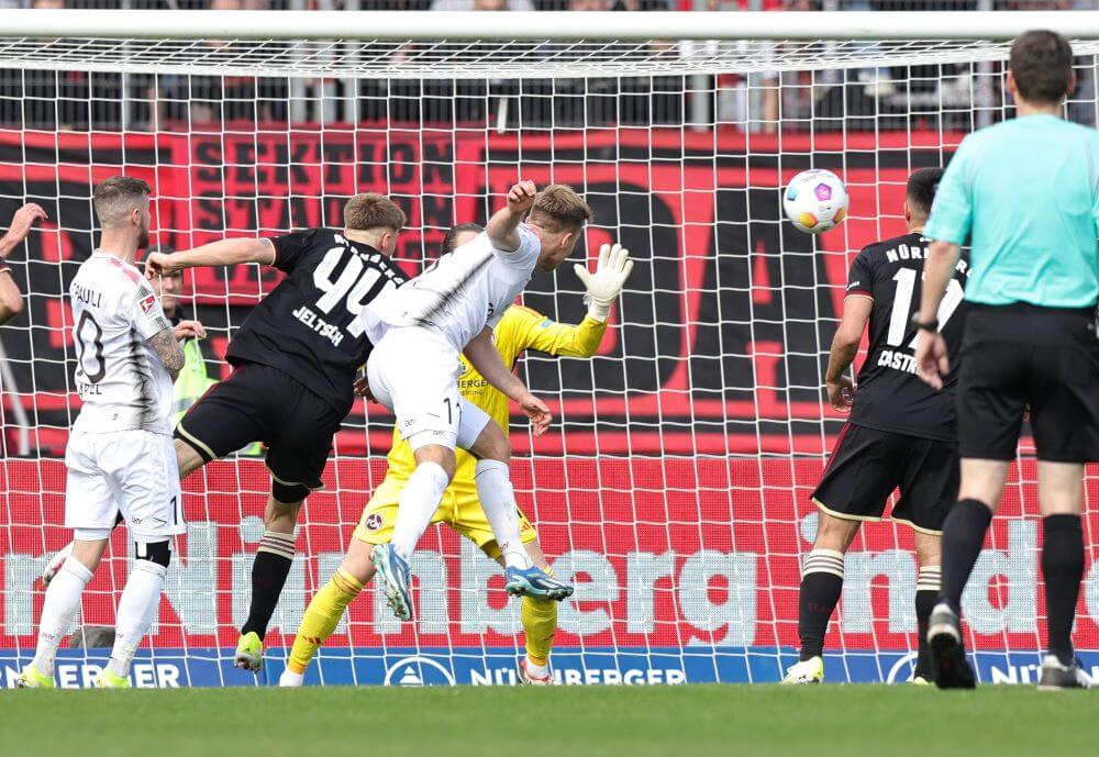 Johannes Eggestein (FC St. Pauli) trifft per Kopfball zum 1:0 gegen den 1. FC Nürnberg. Copyright: Sportfoto Zink/Imago Images/via OneFootball