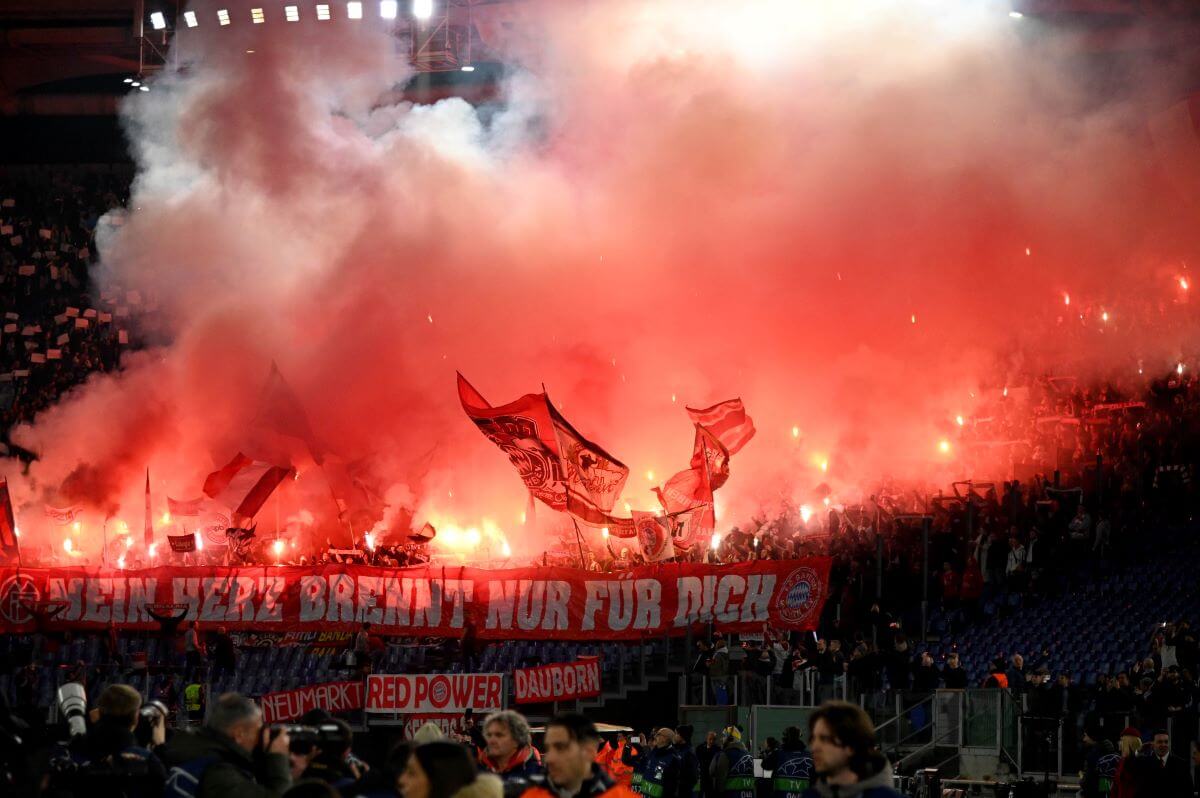 Bayern Fans mit Pyrotechnik beim Champions League Spiel bei Lazio Rom am 13. Februar 2024.