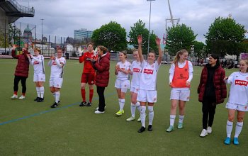 Jubel der 1. Frauen des FC St. Pauli mit den Fans, nach dem 5:1-Sieg gegen den TuS Büppel am 21. April in der FeldArena.