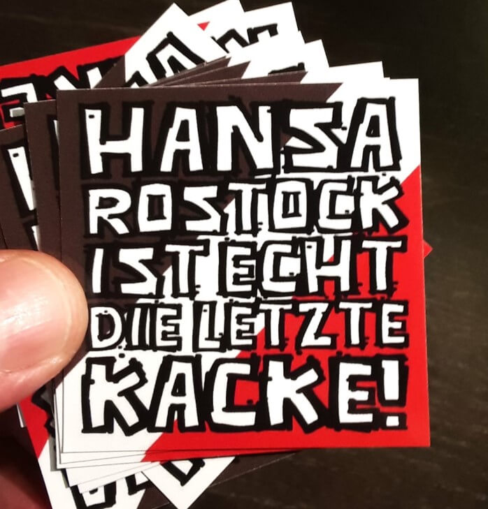 Sticker in Braun-Weiß-Rot:
"Hansa Rostock ist echt die letzte Kacke!"