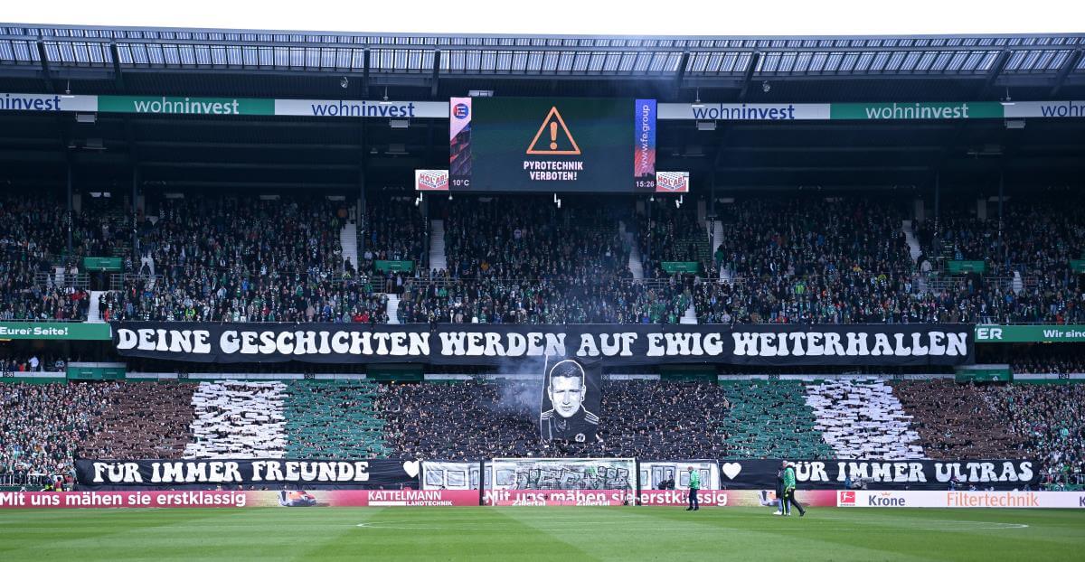 Choreo beim Spiel Werder Bremen gegen VfB Stuttgart am 21. April 2024 im Weserstadion.
Braun-Weiß-Grüne Zettel, dazu große Banner mit Konterfei und: "Deine Geschichten werden auf ewig weiterhallen - für immer Freunde - für immer Ultras".