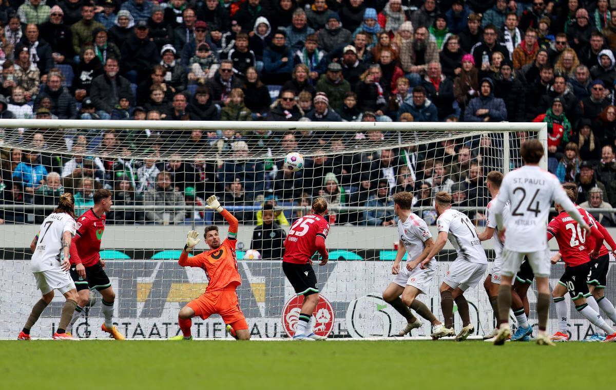 Johannes Eggestein erzielt per Kopf das 2:1 für den FC St. Pauli bei Hannover 96.
21. April 2024, AWD-Arena, Niedersachsenstadion.