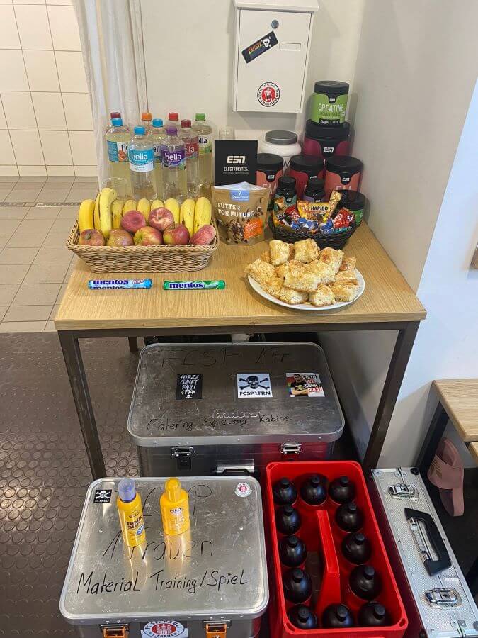 Getränke und Essen für die 1. Frauen des FC St. Pauli in der Kabine vor dem Spiel gegen den SV Meppen II am 12.05.2024
