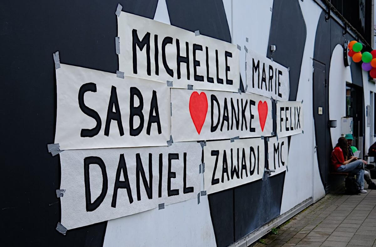 Tapeten an der Wand zur Nordkurve:
"Danke - Michelle, Marie, Saba, Felix, Daniel, Zawadi, MC"