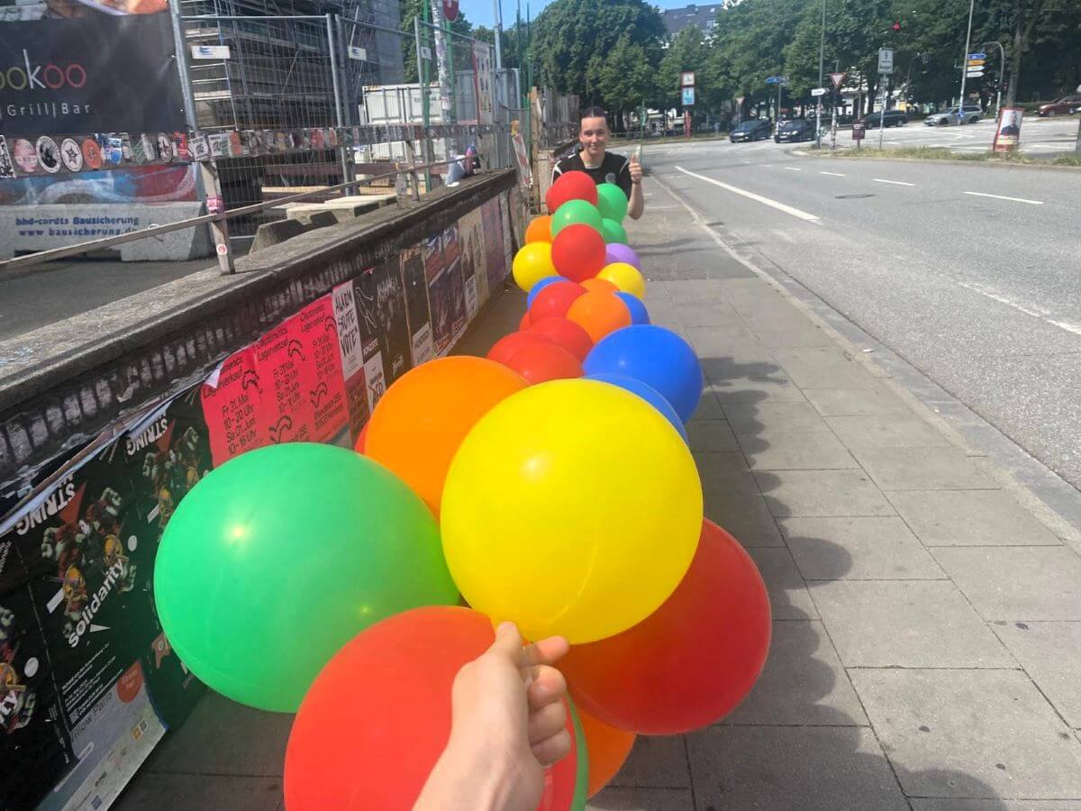 Viele aneinandergebundene Luftballons an der Feldstraße, auf dem Weg zur Arena.