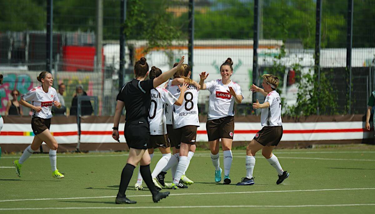 FC St. Pauli 1. Frauen Torjubel nach der 1:0-Führung gegen Werder Bremen II.
