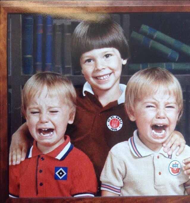Drei Kinder.
Eines mit strahlendem Lächeln im FCSP-Shirt, vor ihm zwei heulende Jungs im HSV- und Hansa-Shirt.
