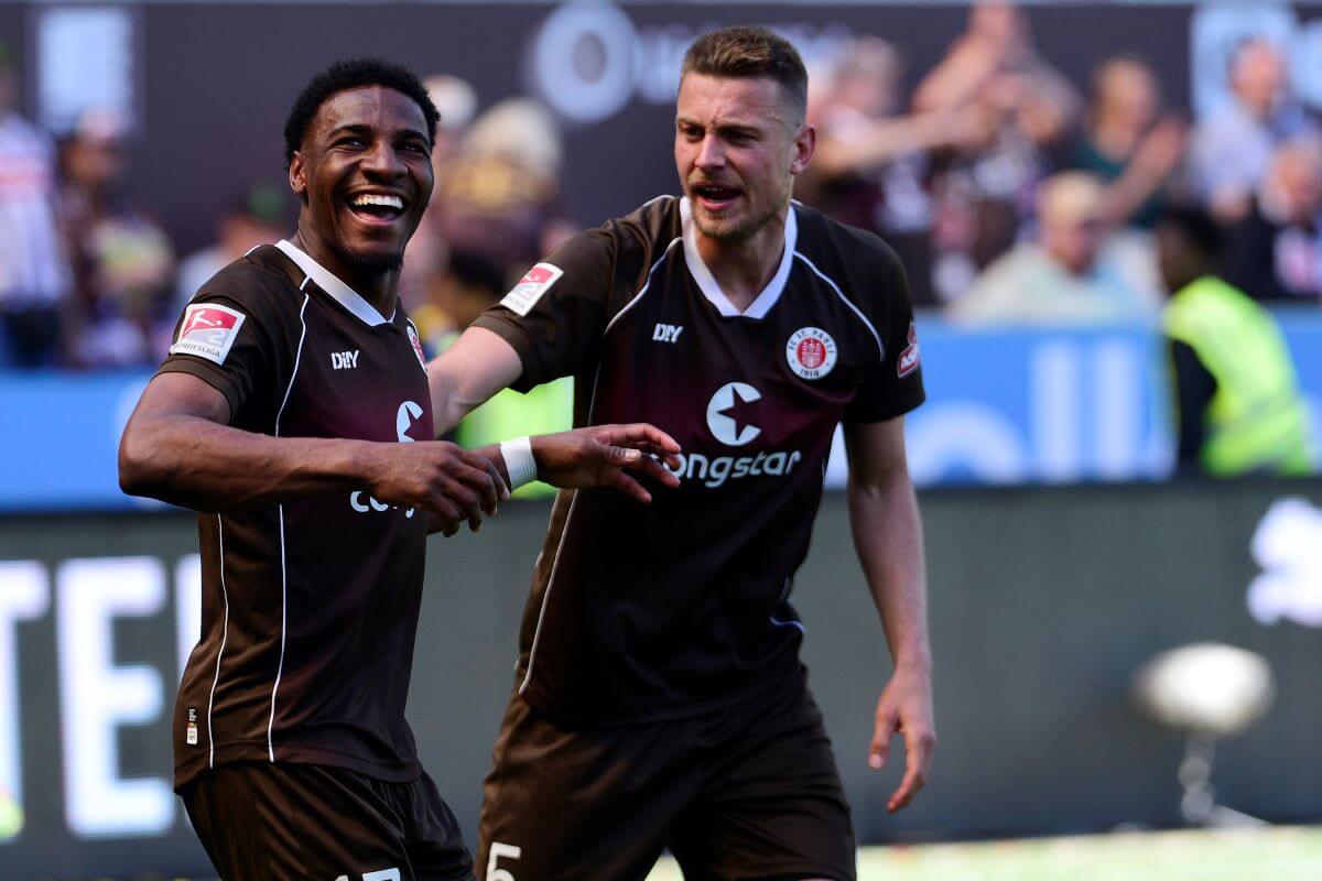 Dapo Afolayan und Hauke Wahl bejubeln ein Tor beim Spiel des FC St. Pauli gegen den VfL Osnabrück.