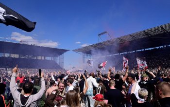 Jubelnde Fans auf dem Rasen des Millerntor-Stadions, nach dem feststehenden Aufstieg. 12.05.2024