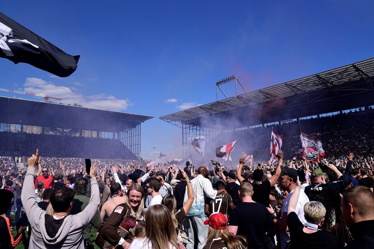 Jubelnde Fans auf dem Rasen des Millerntor-Stadions, nach dem feststehenden Aufstieg.
12.05.2024