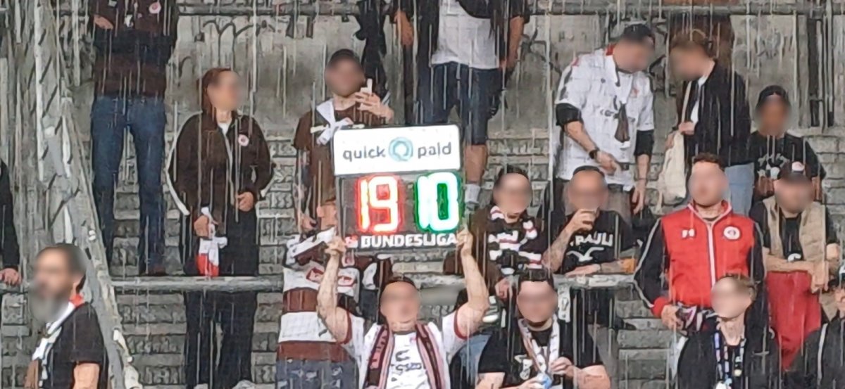 FC St. Pauli-Fans im Auswärtsblock bei Wehen Wiesbaden mit der Auswechseltafel.