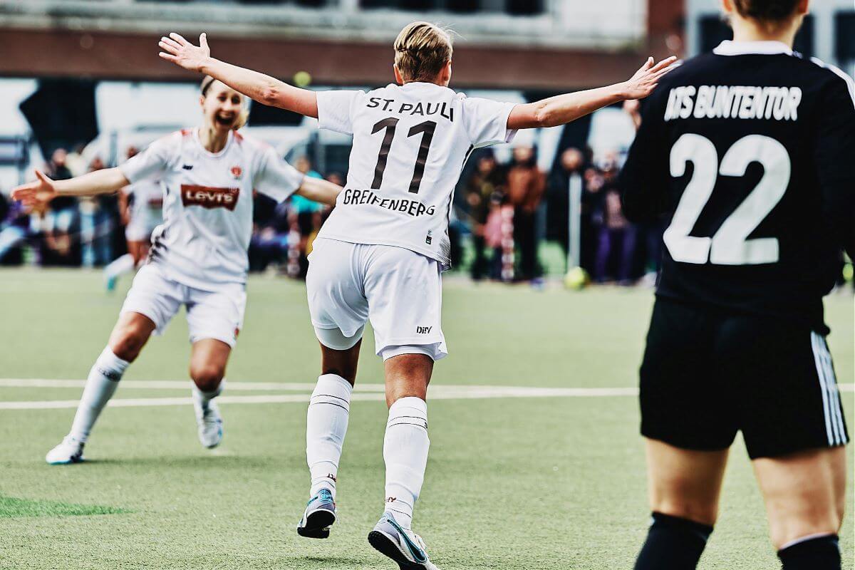 Ann-Sophie Greifenberg bejubelt ihr soeben erzieltes 1:0 für die 1. Frauen des FC St. Pauli im Spiel gegen den ATS Buntentor am 05.05.2024 in der Regionalliga Nord.