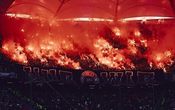 Auswärtsblock des FC St. Pauli im Volksparkstadion des HSV mit viel Pyrotechnik und einem überdimensionalen "Nur wir"-Banner.