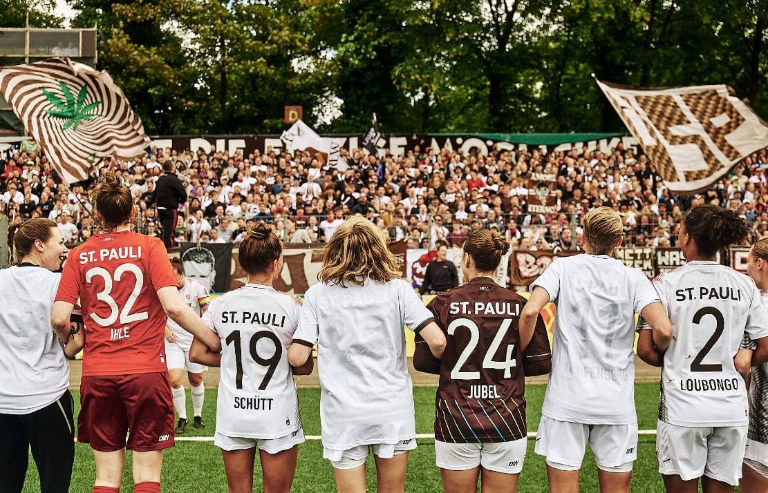 Die 1. Frauen des FC St. Pauli jubelt vor den eigenen Fans nach dem Pokalgewinn 2024.