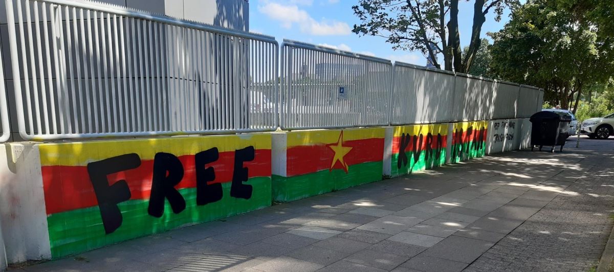 "Free Kurdistan - FCSP Fans against turkish fascism" Gesprüht in gelb-grün-roten Farben in der Nähe des Millerntors.