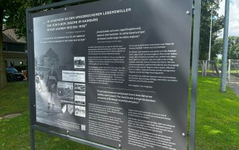 Gedenktafel auf dem Trainingsgelände des FC St. Pauli an der Kollaustraße. Erinnert wird an die jüdischen Sportler*innen, die hier von 1934 bis 1938 verschiedenen Sportarten nachgingen.