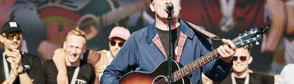 Thees Uhlmann mit Gitarre bei der Aufstiegsfeier des FC St. Pauli 2024 auf dem Spielbudenplatz.
