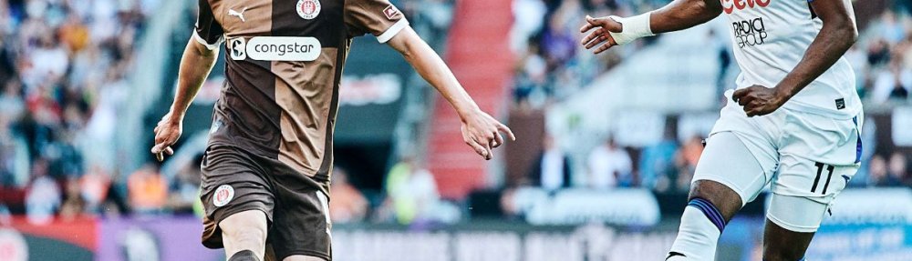 Hamburg, Deutschland, 09.08.2024, Millerntor-Stadion, FC St. Pauli - Atalanta Bergamo Fin Stevens (FC St. Pauli) wechselte aus der englichen dritten Liga zum FCSP und ist direkt, wie zum Beispiel im Test gegen Atalanta Bergamo, gefordert sich schnellstmöglich ans neue, höhere Level anzupassen. Copyright: Stefan Groenveld