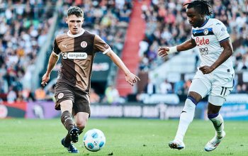 Hamburg, Deutschland, 09.08.2024, Millerntor-Stadion, FC St. Pauli - Atalanta Bergamo Fin Stevens (FC St. Pauli) wechselte aus der englichen dritten Liga zum FCSP und ist direkt, wie zum Beispiel im Test gegen Atalanta Bergamo, gefordert sich schnellstmöglich ans neue, höhere Level anzupassen. Copyright: Stefan Groenveld