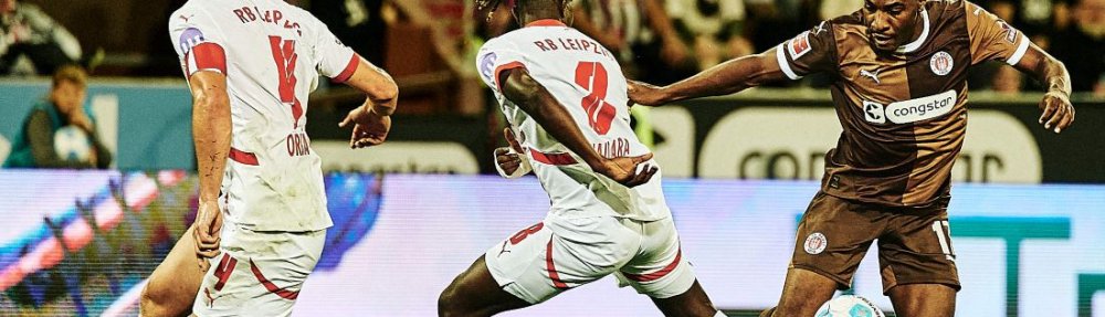 Hamburg, Deutschland, 22.09.2024, Millerntor, FC St. Pauli - RaBa Leipzig Oladapo Afolayan (FC St. Pauli) setzt gegen Willi Orban und Amadou Haidara (beide RaBa Leipzig) zum Dribbling an. Copyright: Stefan Groenveld