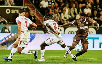 Hamburg, Deutschland, 22.09.2024, Millerntor, FC St. Pauli - RaBa Leipzig Oladapo Afolayan (FC St. Pauli) setzt gegen Willi Orban und Amadou Haidara (beide RaBa Leipzig) zum Dribbling an. Copyright: Stefan Groenveld