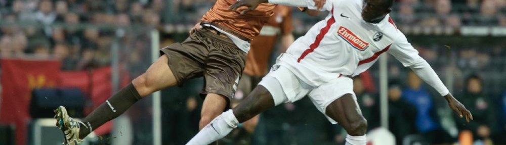 In der letzten Begegnung in der Bundesliga kämpfen je ein Spieler des FC St. Pauli und des SC Freiburg um den Ball.