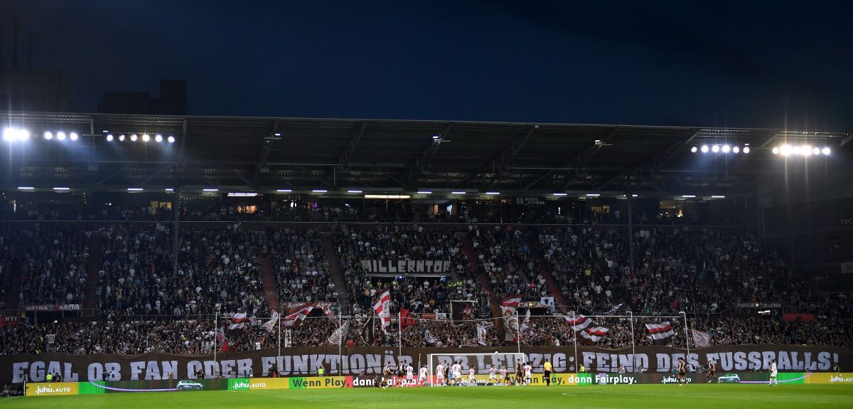 USP-Choreo: "Egal ob Fan oder Funktionär - RB Leipzig: Feind des Fußballs"
