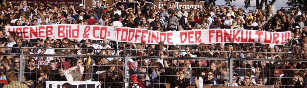 Tapete auf der alten Gegengeraden: "Hoeneß, BILD & Co: Todfeinde der Fankultur", anlässlich des "Retterspiels" des FC Bayern im Juli 2003 am Millerntor.