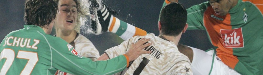 Naldo (Werder Bremen) beim Pokalspiel 2006 im Duell mit Felix Luz (FC St. Pauli).