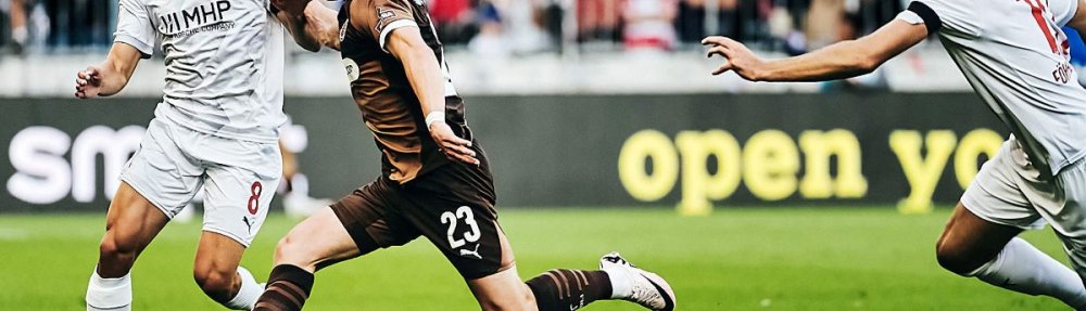 Hamburg, Deutschland, 25.08.2024, Fussball, Bundesliga, FC St. Pauli - 1. FC Heidenheim Philipp Treu (FC St. Pauli) im Duell mit Leo Scienza (1. FC Heidenheim). Copyright: Stefan Groenveld