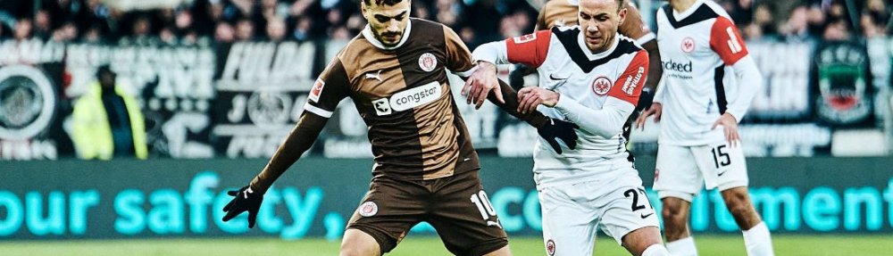 Hamburg, Deutschland, 11.01.2025, FC St. Pauli - Eintracht Frankfurt Danel Sinani (FC St. Pauli) im Zweikampf mit Mario Götze (Eintracht Frankfurt). Copyright: Stefan Groenveld