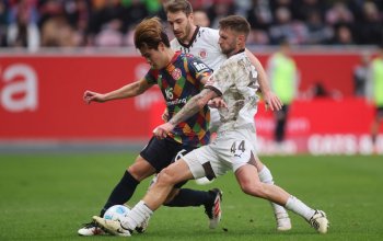 MAINZ, GERMANY - FEBRUARY 22: Siebe Van Der Heyden of FC St. Pauli 1910 battles for possession with Kaishu Sano of 1.FSV Mainz 05 during the Bundesliga match between 1. FSV Mainz 05 and FC St. Pauli 1910 at MEWA Arena on February 22, 2025 in Mainz, Germany. (Photo by Alex Grimm/Getty Images)