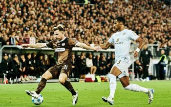 Hamburg, Deutschland, 05.10.2024, Bundesliga, Millerntor-Stadion, FC St. Pauli - 1. FSV Mainz 05 Johannes Eggestein (FC St. Pauli) im Zweikampf mit Moritz Jenz (1. FSV Mainz 05). Copyright: Stefan Groenveld