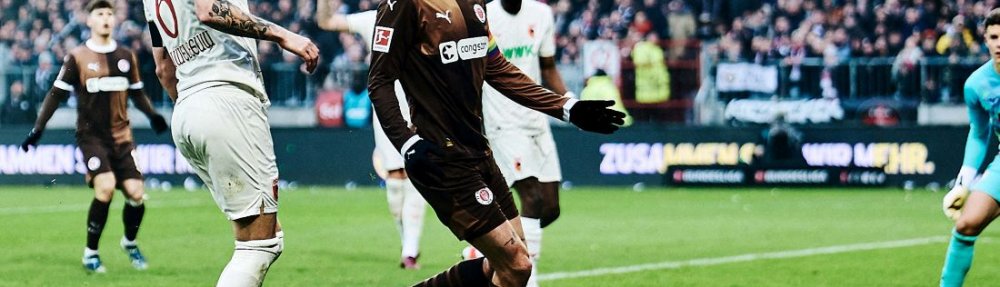 Hamburg, Deutschland, 01.02.2025, Millerntor-Stadion, FC St. Pauli - FC Augsburg Jackson Irvine (FC St. Pauli) verpasst einen Ball im Strafraum des FC Augsburg. Copyright: Stefan Groenveld