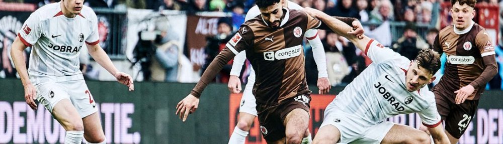 Hamburg, Deutschland, 15.02.2025, Millerntor-Stadion, Fussball, Bundesliga, FC St. Pauli - SC Freiburg Elias Saad (FC St. Pauli) im Zweikampf mit Maximilian Eggestein (SC Freiburg) Copyright: Stefan Groenveld