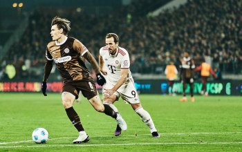 Eric Smith (FC St. Pauli) verfolgt von Harry Kane (FC Bayern München)