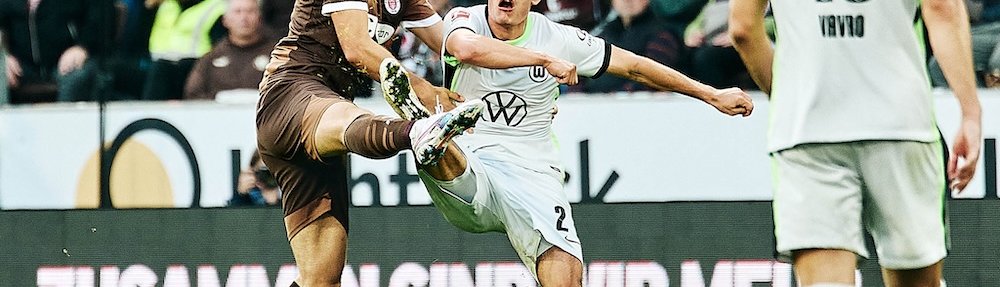 Hauke Wahl (FC St. Pauli) im Zweikampf mit Kilian Fischer (VfL Wolfsburg)