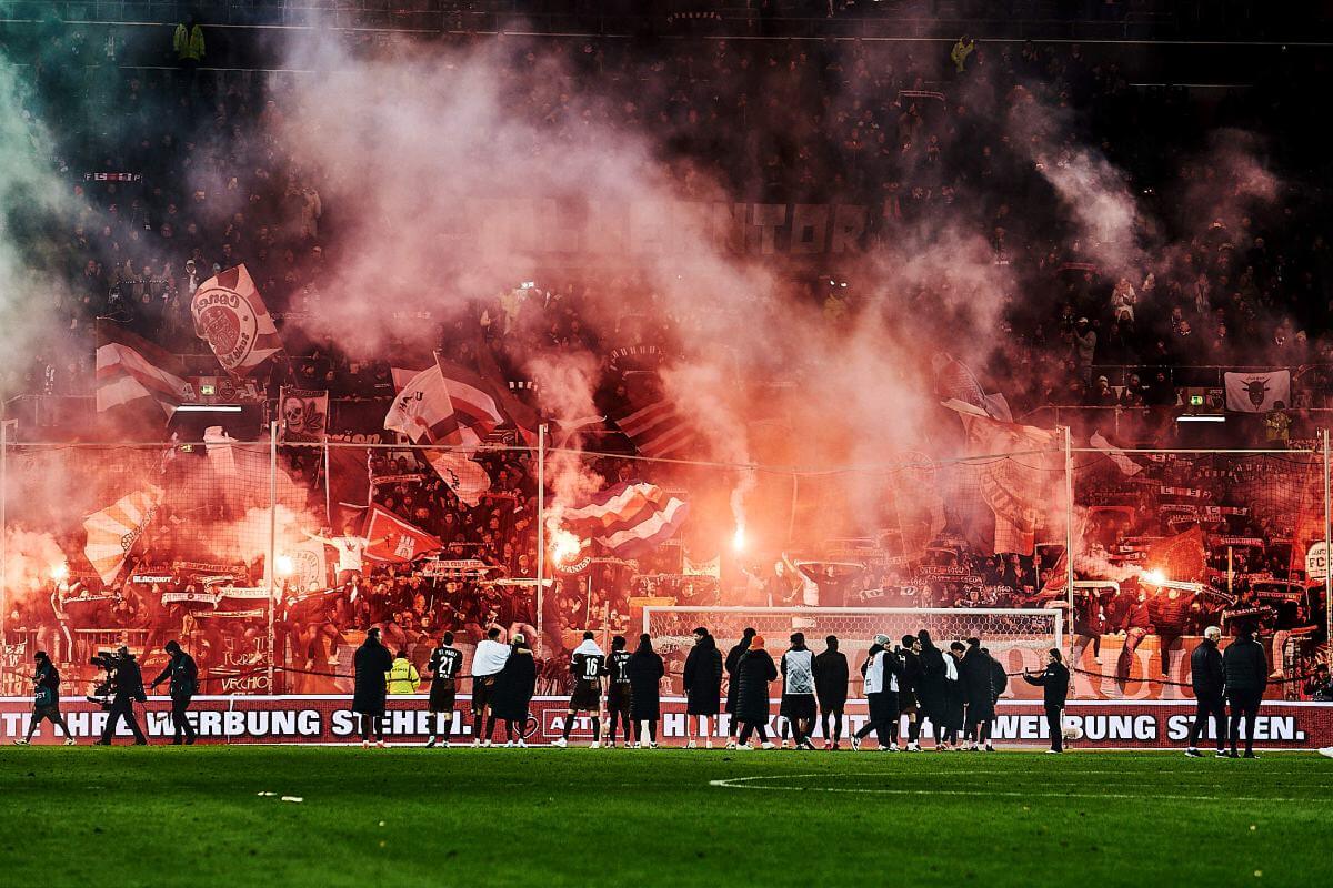 Die "brennende" Südkurve nach dem Heimsieg gegen TSG Hoffenheim.