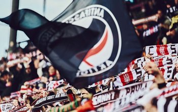 Hamburg, 26.04.2024, FC St. Pauli - FC Hansa Rostock Eine Antifa-Fahne wird im Heimbereich geschwenkt.