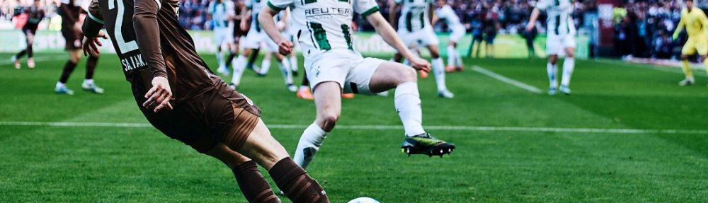 Hamburg, St. Pauli, 06.04.2025, Millerntor-Stadion, FC St. Pauli - Borussia Mönchengladbach Manos Saliakas (FC St. Pauli) schlägt eine Flanke im Spiel gegen Borussia Mönchengladbach. Copyright: Stefan Groenveld