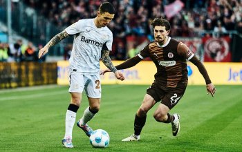 Hamburg, 20.04.2025, Millerntor-Stadion, FC St. Pauli - Bayer 04 Leverkusen Alejandro Grimaldo (Bayer Leverkusen) wird von Connor Metcalfe (FC St. Pauli) unter Druck gesetzt. Copyright: Stefan Groenveld