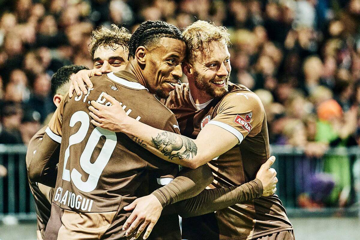 Hamburg, 20.04.2025, Millerntor-Stadion, FC St. Pauli - Bayer 04 Leverkusen Die Spieler des FC St. Pauli bejubeln den Treffer von Carlo Boukhalfa zum 1:1 gegen Bayer Leverkusen. Copyright: Stefan Groenveld