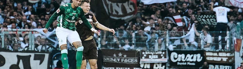 Justin Njinmah (SV Werder Bremen) im Kopfballduell mit David Nemeth (FC St. Pauli)