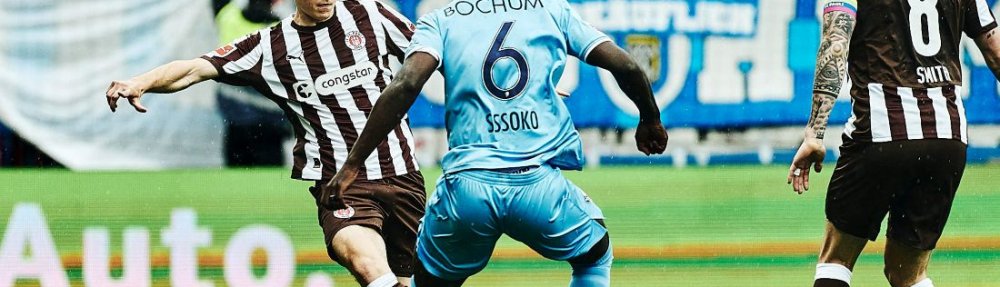 Hamburg, Deutschland, 17.05.2025, Millerntor-Stadion, FC St. Pauli - VfL Bochum David Nemeth (FC St. Pauli) führt den Ball im Spiel gegen den VfL Bochum Copyright: Stefan Groenveld