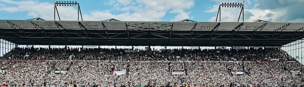 Die Mannschaft des FC St. Pauli verabschiedet sich nach dem Heimspiel gegen den VfL Bochum von seinen Fans