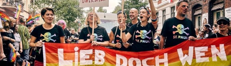 Teilnehmer:innen der Fußgruppe beim CSD 2019, mit einem Regenbogen-Banner und der Aufschrift "Lieb doch wen Du willst". // (c) Stefan Groenveld
