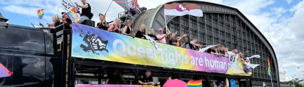 FC St. Pauli Truck auf dem CSD in Hambujrg 2025. Groß zu lesen steht an der Seite: "Queer rights are human rights" // (c) Pavel Andrasko